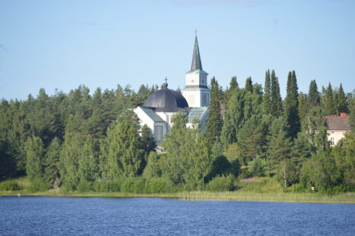 Järven rantaan rakennettu Ruokolahden kirkko.