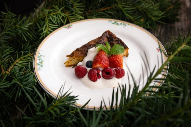 🥕𝐆𝐄𝐎𝐟𝐨𝐨𝐝 𝐫𝐞𝐬𝐞𝐩𝐭𝐢🥕

Ota tästä talteen herkullinen GEOfood-resepti ja koe lähiruoka lautasellasi! 

𝐎𝐦𝐞𝐧𝐚𝐩𝐢𝐢𝐫𝐚𝐤𝐤𝐚

4 omenaa lohkoina
2tl kanelia
1dl vaaleaa siirappia
50g voita kuutioituna
1dl sokeria 
2 kananmunaa 
1dl vehnäjauhoja
1½ tl leivinjauhe
1dl kermaa 
50g sulatettua voita 

1. Esilämmitä uuni 185 asteeseen. 
2. Vuoraa 24cm kakkuvuoka leivinpaperilla. 
3. Asettele kaneloidut omenalohkot vuoan pohjalle, ripottele päälle suola ja lisää siirappi sekä voikuutiot. 
4. Laita kakkuvuoka uuniin 10 minuutiksi. 
5. Sekoita taikinan raaka-aineet keskenään ja kaada omenoiden päälle.
6. Paista uunissa noin 35 minuuttia, kunnes pinta on kauniin ruskea. 
7. Anna jäähtyä noin 10 minuuttia ja kumoa kakkulautaselle. Tarjoa makukermavaahdon ja marjojen kanssa. 

Resepti ja kuva: Ruokamaakunta Nyt! -Hanke / Kapina Oy 
.
.
.
.
.
#geofood 
#saimaageopark 
#lähiruoka 
#unescoglobalgeopark