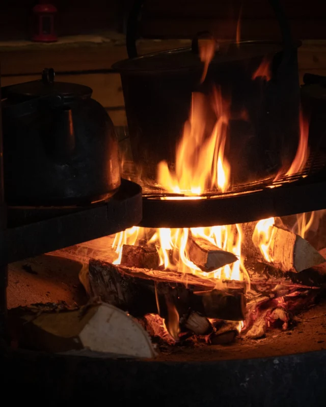 🔥𝐆𝐄𝐎𝐟𝐨𝐨𝐝 -𝐡𝐚𝐧𝐤𝐤𝐞𝐞𝐧 𝐭𝐲ö𝐩𝐚𝐣𝐚 𝟐𝟓.𝟑🔥

GEOfood-hankkeessa järjestetään "tuotekehitys" työpaja Puumalan Pistohiekalla 25.3.2025 klo 12:00-17:00. 

👉🏽Työpajan keskeisinä sisältöinä ovat GEOfood-brändin hakupolku, yrittäjien  tuotteiden kehitys sekä opitaan kuinka hyödyntää lähiruokaa tehokkaasti ja kestävästi. 

👉🏽Erityisvieraaksi työpajaan saapuu lähiruokakokki Ilkka Arvola, joka valmistaa herkullisen lähiruokalounaan. Hän jakaa samalla tietoa miten tuottajayhteistyö, sesonkiajattelu, käsityö, paikalliskulttuuri ja makujen yhdistäminen voivat rikastuttaa ruokakokemusta. 

👉🏽Työpaja tarjoaa esimerkkejä ja inspiraatiota lähiruoasta sekä mahdollisuuden verkostoitua alueen yrittäjien kanssa.

Lue lisää ja ilmoittaudu mukaan viimeistään 17.3.2025 👉🏽Linkki biossa!
.
.
.
.
#saimaageopark 
#geofood 
#maaseutufi 
#unescoglobalgeopark 
#lähiruoka 
#lab