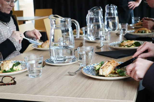 Eilen vietettiin GEOfood-hankkeen viimeistä työpajaa mukavissa merkeissä Puumalan Pistohiekalla!

💚Lähiruokakokki Ilkka Arvola loihti osallistujille erinomaisen GEOfood-aiheisen lounaan, joka koostui paikallisista ja sesonginmukaisista raaka-aineista. Lounas ei ainoastaan inspiroinut osallistujia, vaan myös korosti GEOfoodin keskeisiä arvoja, kuten kestävyyttä ja paikallisen yhteisön tukemista. 

💚Lounaan jälkeen käytiin läpi yrittäjien kanssa tuotteistukseen liittyviä asioita ja  saatiin GEOfood-brändin hakupolku erittäin hyvälle mallille.

Kiitos paljon osallistujille! 
.
.
.
.
#saimaageopark 
#geofood 
#maaseutufi 
#lähiruoka 
#lab
#unescoglogalgeoparks