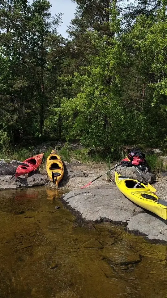 Saimaa Geopark on täynnä ulkoilumahdollisuuksia ja tiesitkö, että moniin luontokohteisiimme pääset hetkessä kaupunkien sykkeestä 🌿

Tänään meloimme yhteen tällaisista lähikohteista italialaisten GoSaimaa-vieraiden kanssa. Karhusaari, Lappeenranta.

//

Saimaa Geopark is full of outdoor activities and did you know that many of our natural destinations are within easy reach from the cities 🌿

Today we paddled to one of these destinations with our italian GoSaimaa-guests. Karhusaari, Lappeenranta.

#unescoglobalgeopark #saimaageopark #traveldestinations #kayaking #outdooractivities #geoparkactivities #lakesaimaa #europeangeoparks  #finnishgeoparks @gosaimaa @fattidiviaggi